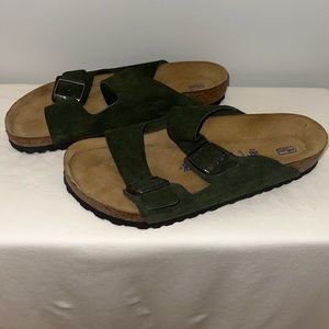 Forest green men’s Birkenstocks size 43.